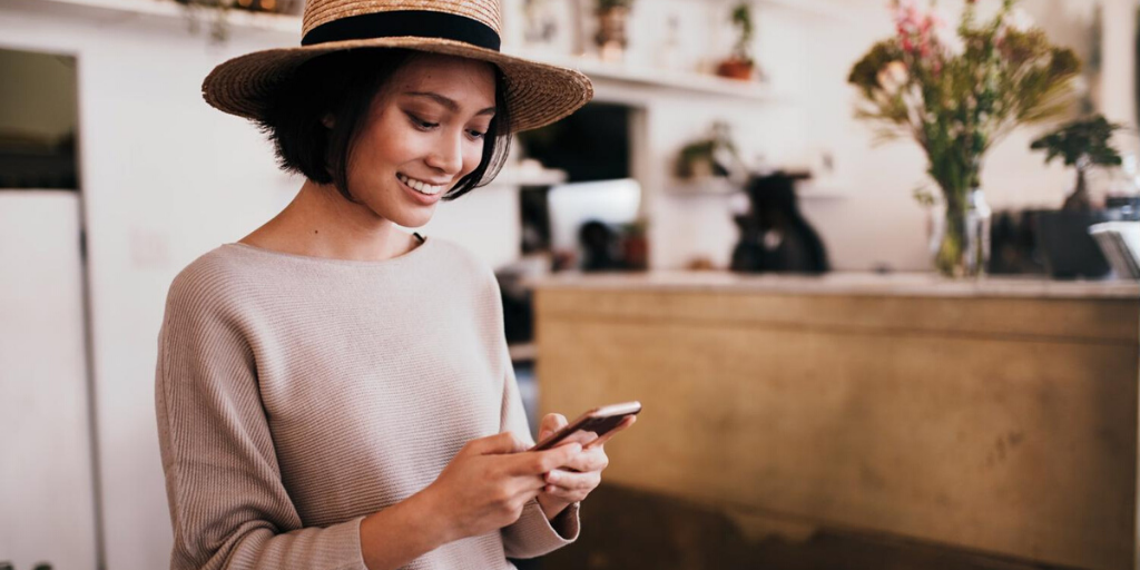 mujer al teléfono